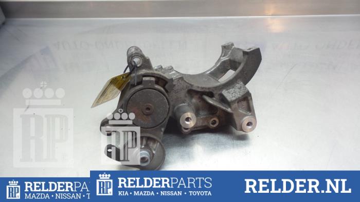 Usagé Support dynamo haut Toyota HiAce II 2.5 D4-D 95 Prix € 68,00 Règlement à la marge proposé par Relder Parts B.V.
