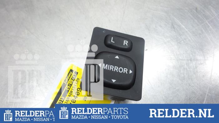 Mirror switch from a Toyota Corolla Verso (R10/11) 2.2 D-4D 16V 2009