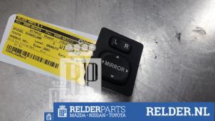 Usados Interruptor de retrovisor Toyota Avensis Verso (M20) 2.0 D-4D 16V Precio € 18,00 Norma de margen ofrecido por Relder Parts B.V.