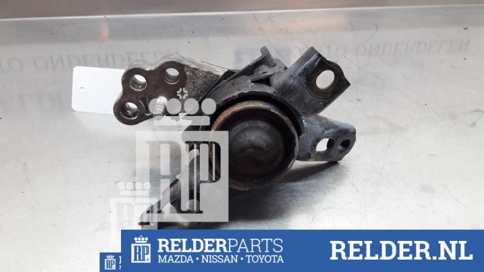Engine mount from a Toyota Avensis (T27) 2.0 16V D-4D-F 2014