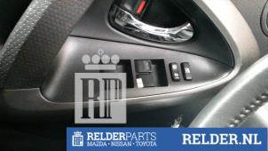 Gebrauchte Elektrisches Fenster Schalter Toyota RAV4 (A3) 2.0 16V Valvematic 4x2 Preis € 45,00 Margenregelung angeboten von Relder Parts B.V.