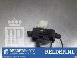 Używane Przelacznik elektrycznej szyby Nissan Almera Tino (V10M) 1.8 16V Cena € 23,00 Procedura marży oferowane przez Relder Parts B.V.