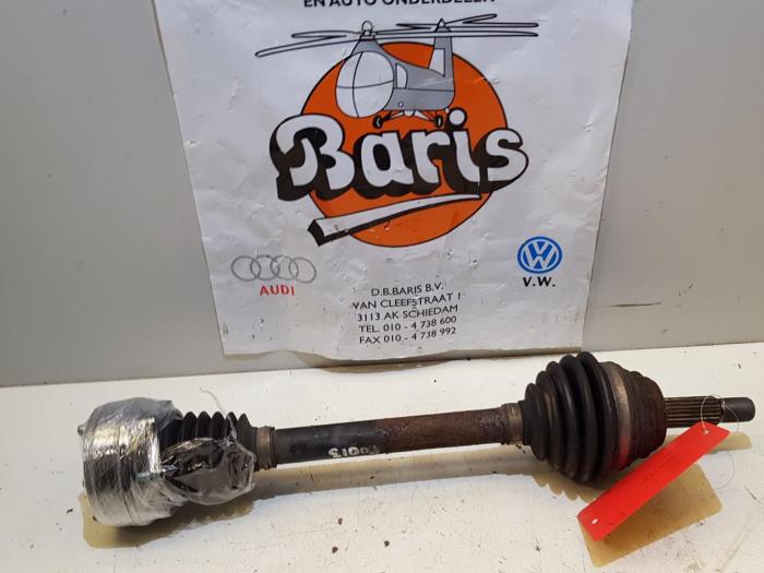 Usagé Arbre de transmission avant gauche Volkswagen Polo III (6N1) 1.4i 60 Prix € 10,00 Règlement à la marge proposé par Baris Schiedam