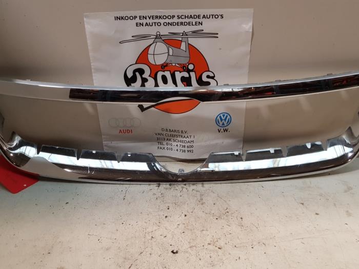 Używane Listwa grilla Volkswagen Touareg (7LA/7L6) 5.0 TDI V10 Cena € 30,00 Procedura marży oferowane przez Baris Schiedam