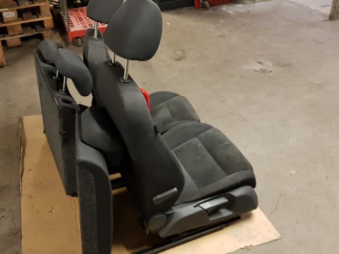 Seats + rear seat (complete) from a Volkswagen Golf VI (5K1) 1.6 TDI 16V 2009