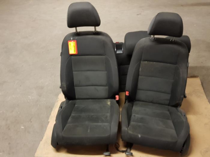 Seats + rear seat (complete) from a Volkswagen Golf VI (5K1) 1.6 TDI 16V 2009