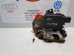 Gebrauchte Türschlossmechanik 4-türig rechts vorne Volkswagen Golf IV (1J1) 2.0 Preis € 30,00 Margenregelung angeboten von Baris Schiedam