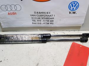 Gebrauchte Set Gasdämpfer Heckklappe Volkswagen UP Preis € 30,00 Margenregelung angeboten von Baris Schiedam