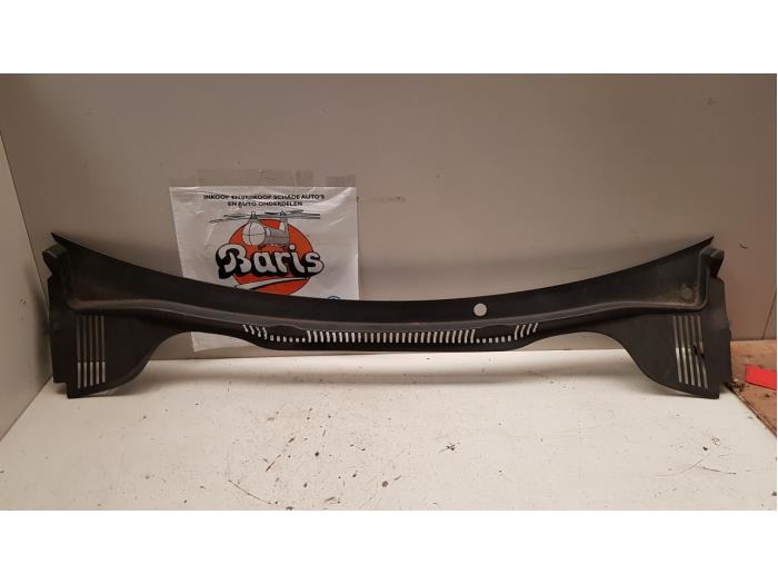 Cowl top grille from a Seat Ibiza IV (6J5) 1.2 TDI Ecomotive 2010
