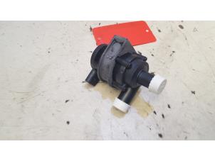 Begagnade Vattenpump Volkswagen Polo V (6R) 1.2 TSI Pris € 30,00 Marginaltabell erbjuds av Baris Schiedam