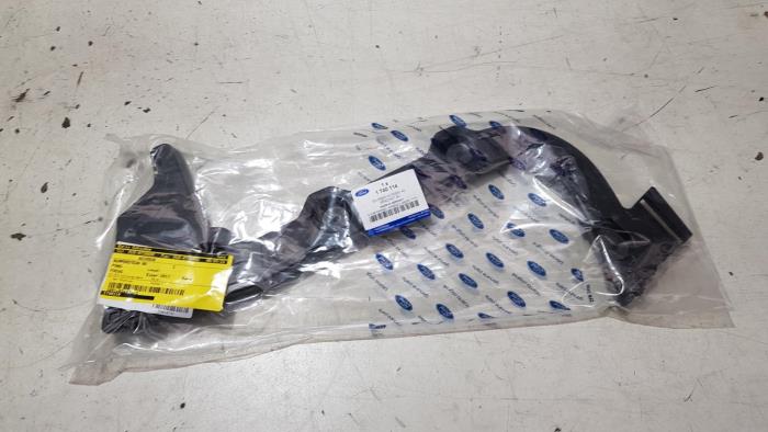 Rear bumper mounting bracket