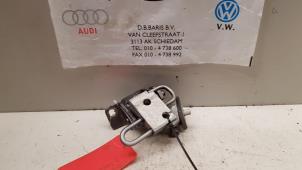 Używane Zawias drzwi prawych tylnych Volkswagen Golf VI (5K1) 1.2 TSI BlueMotion Cena € 20,00 Procedura marży oferowane przez Baris Schiedam