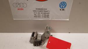 Używane Zawias drzwi prawych przednich Volkswagen Caddy III (2KA,2KH,2CA,2CH) 1.6 TDI 16V Cena € 15,00 Procedura marży oferowane przez Baris Schiedam