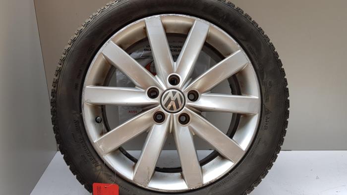 Felge + Reifen van een Volkswagen Golf VI (5K1) 1.6 TDI 16V 2009