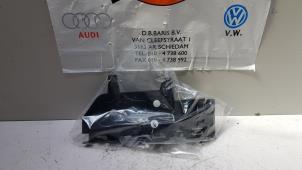 Gebrauchte Stoßstangenstütze links hinten Volkswagen Polo Preis € 5,00 Margenregelung angeboten von Baris Schiedam
