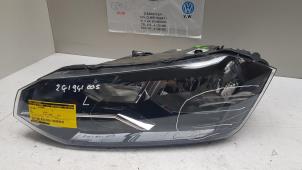 Usagé Phare gauche Volkswagen Polo VI (AW1) 1.0 12V BlueMotion Technology Prix € 25,00 Règlement à la marge proposé par Baris Schiedam