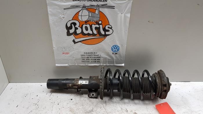 Fronts shock absorber, left from a Volkswagen Polo IV (9N1/2/3) 1.4 TDI 70 2006