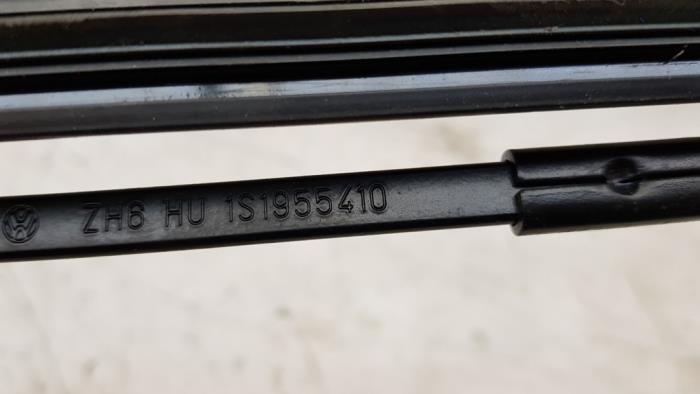 Front wiper arm from a Volkswagen Up! (121) 1.0 12V 60 2020