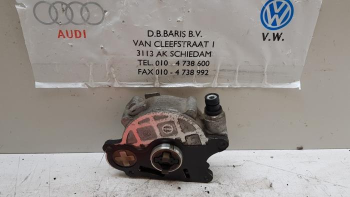 Vacuum pump (diesel) from a Volkswagen Passat (362) 1.6 TDI 16V Bluemotion 2011