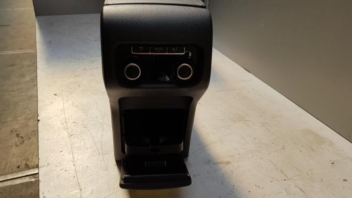 Armrest from a Volkswagen Sharan (7N) 2.0 TSI 16V 2017