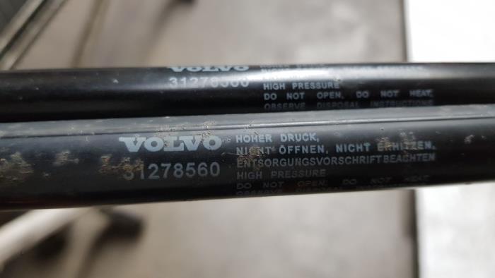 Set of tailgate gas struts from a Volvo V40 (MV) 1.6 D2 2012