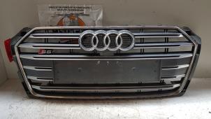Używane Grill Audi A5 (F53/F5P) 2.0 TFSI 16V Quattro Cena € 100,00 Procedura marży oferowane przez Baris Schiedam