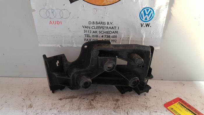Rear bumper bracket, right from a Volkswagen T-Cross 1.0 TSI 115 12V 2019