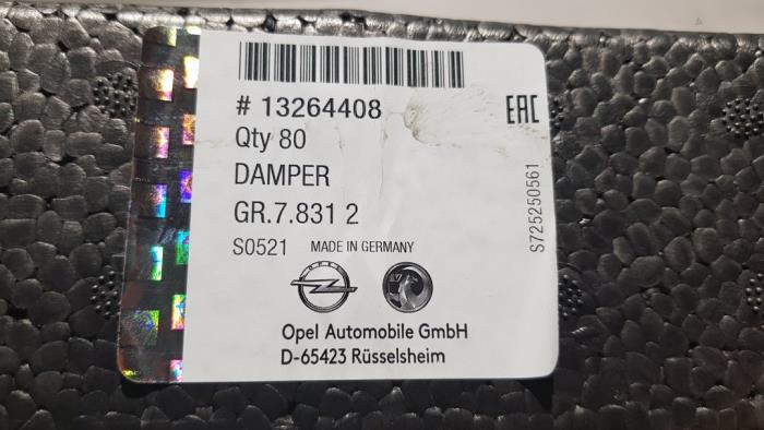 Cubierta de parachoques delante de un Opel Astra J Sports Tourer (PD8/PE8/PF8) 2.0 CDTI 16V 160 2013