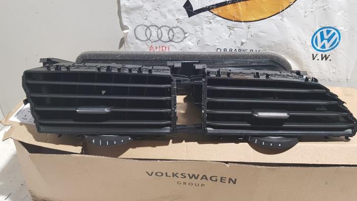 Rejilla de aire de salpicadero de un Volkswagen Tiguan (AD1) 1.5 TSI 16V 2019