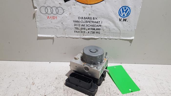 Usagé Pompe ABS Peugeot 108 1.0 12V Prix € 15,00 Règlement à la marge proposé par Baris Schiedam