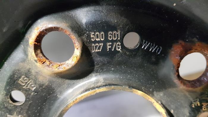 Felge + Reifen van een Skoda Octavia Combi (5EAC) 1.0 TSI 12V 2016