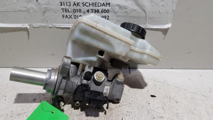 Master cylinder from a Volkswagen Golf VII (AUA) 1.4 TSI 16V 2014