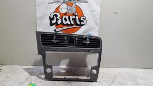 Usagé Grille aération tableau de bord Volkswagen Golf VII (AUA) 1.6 TDI BlueMotion 16V Prix € 25,00 Règlement à la marge proposé par Baris Schiedam
