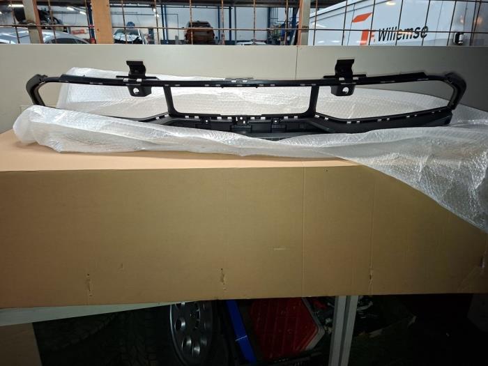 Używane Grill Porsche Taycan (Y1A) 79/84 kWh Cena € 100,00 Procedura marży oferowane przez Baris Schiedam