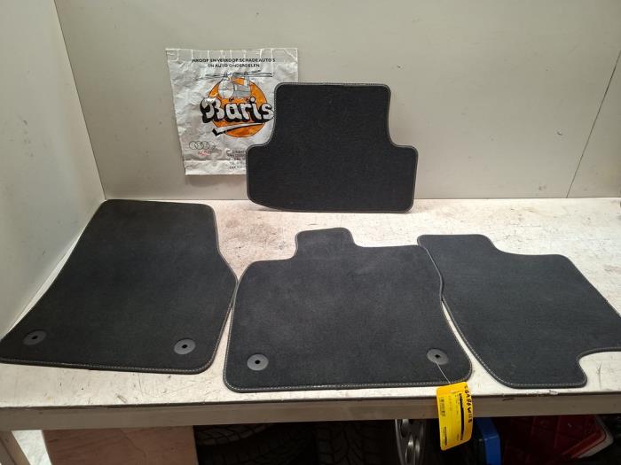 Car floor mat set