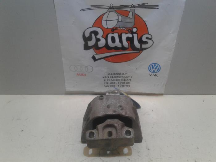 Usagé Support moteur Volkswagen Bora (1J2) 1.6 16V Prix € 10,00 Règlement à la marge proposé par Baris Schiedam