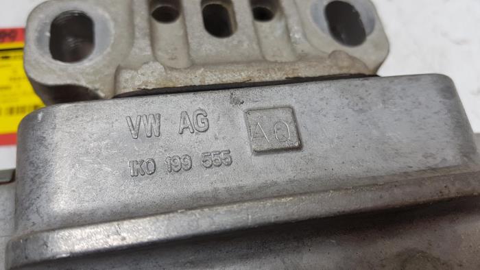 Soporte de caja de cambios de un Volkswagen Golf VI (5K1) 2.0 TDI 16V 2009