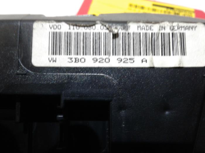Cuentakilómetros de un Volkswagen Passat (3B3) 1.9 TDI 130 2001