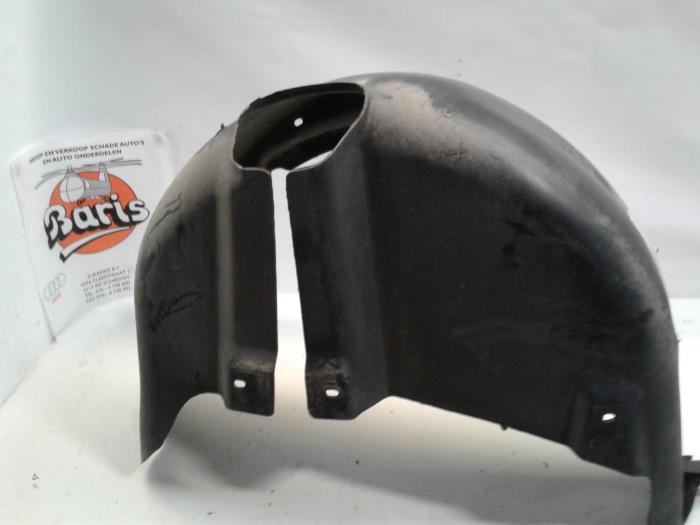 Inner wheel arch from a Volkswagen Polo IV (9N1/2/3) 1.4 16V 2005
