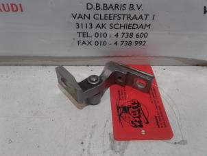 Używane Zawias drzwi prawych przednich Audi A4 Avant (B6) 2.4 V6 30V Cena € 10,00 Procedura marży oferowane przez Baris Schiedam