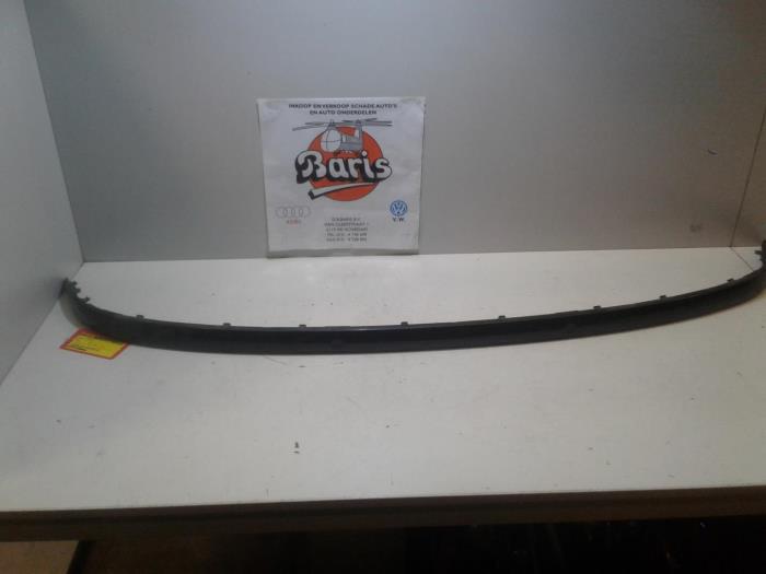 Rear bumper strip, central from a BMW 1-Serie 2006
