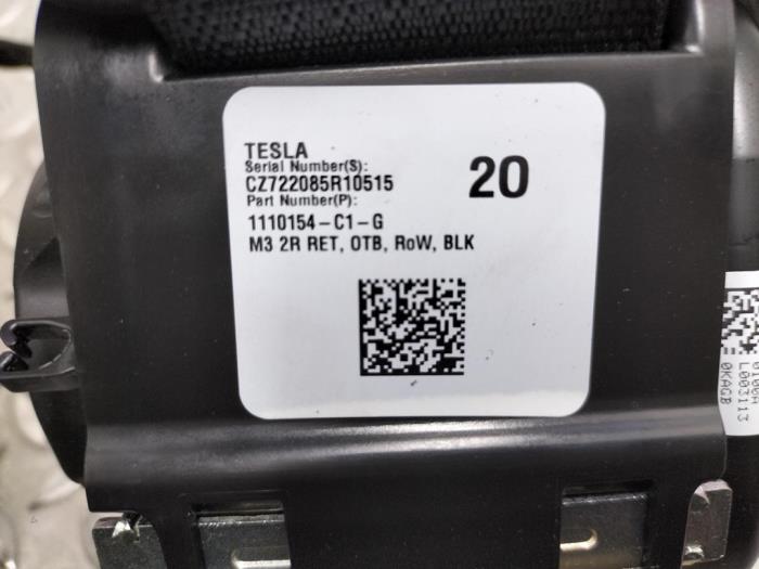 Tensor de cinturón de seguridad izquierda detrás de un Tesla Model 3 Long Range, Performance AWD 2022