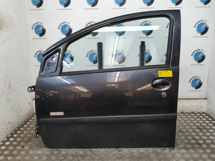 Door 4-door, front left from a Peugeot 107  2011