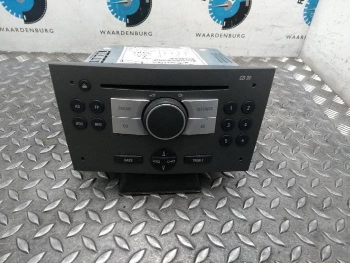 Używane Radio Opel Zafira Cena € 84,70 Z VAT oferowane przez Rhenoy Onderdelen b.v.