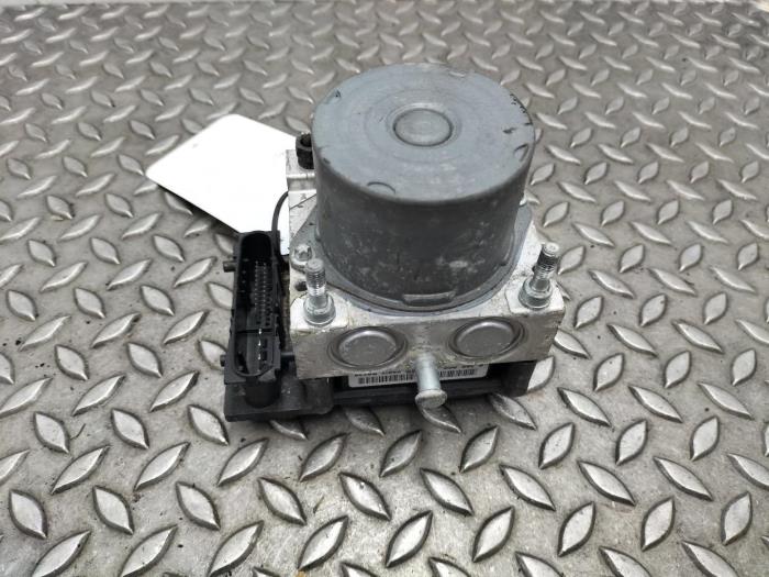 Begagnade ABS-pump Peugeot 107 Pris € 48,40 Inklusive moms erbjuds av Rhenoy Onderdelen b.v.