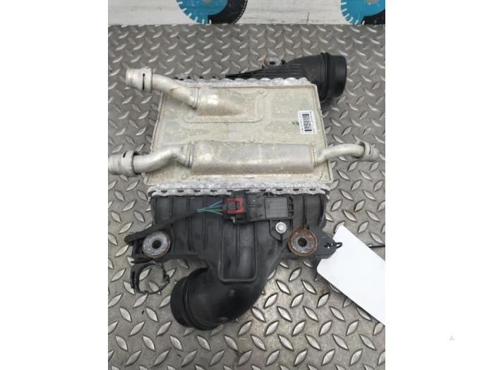 Usagé Intercooler Jaguar XF Prix € 96,80 Prix TTC proposé par Rhenoy Onderdelen b.v.
