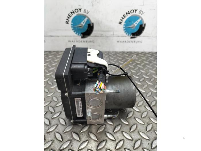 Begagnade ABS-pump Citroen DS4 Pris € 242,00 Inklusive moms erbjuds av Rhenoy Onderdelen b.v.