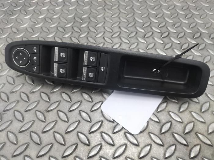 Usados Interruptor de ventanilla eléctrica Renault R4 Precio € 96,80 IVA incluido ofrecido por Rhenoy Onderdelen b.v.