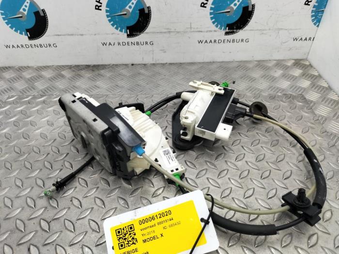 Używane Rózne Tesla Model X Cena € 121,00 Z VAT oferowane przez Rhenoy Onderdelen b.v.