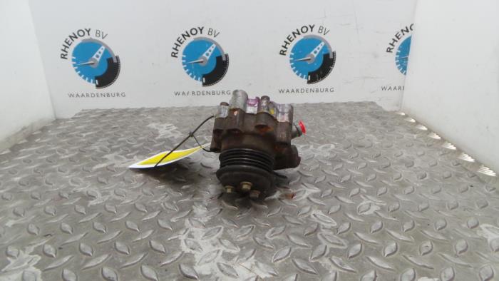 Usagé Pompe de direction Jaguar X-Type Prix € 84,70 Prix TTC proposé par Rhenoy Onderdelen b.v.